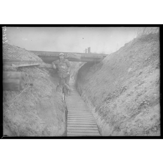 Près de Prunay, Marne, boyau passant sous la voie ferrée. [légende d'origine]