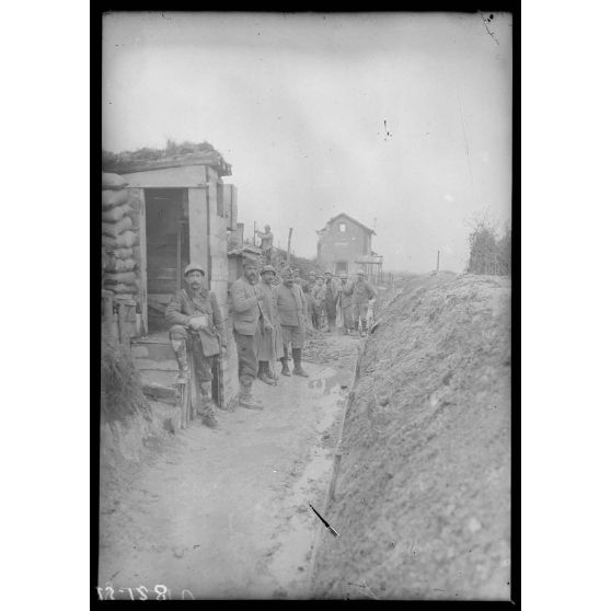 Près de Prunay, Marne, la gare du village et l'organisation défensive. [légende d'origine]
