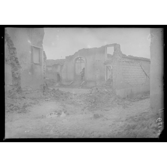 Près de Prunay, Marne, un coin du village. [légende d'origine]