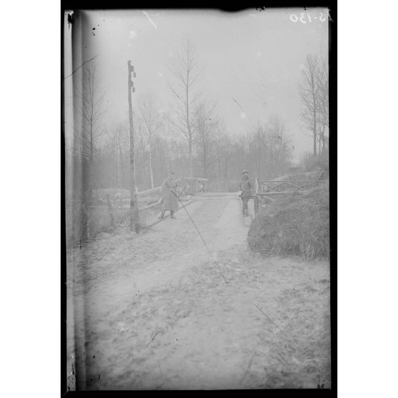 Région de Breuil-sur-Vesle, Marne, pont de bois sur la Vesle. [légende d'origine]