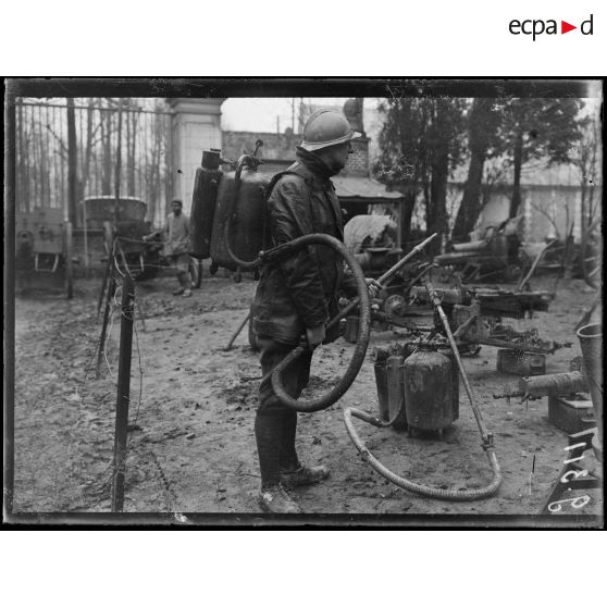 Marcelcave, appareil allemand employé pour lancer des liquides enflammées. [légende d'origine]