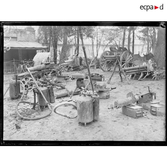 Marcelcave, canons allemands, mitrailleuses, appareils allemands pour lancer les liquides enflammés. [légende d'origine]