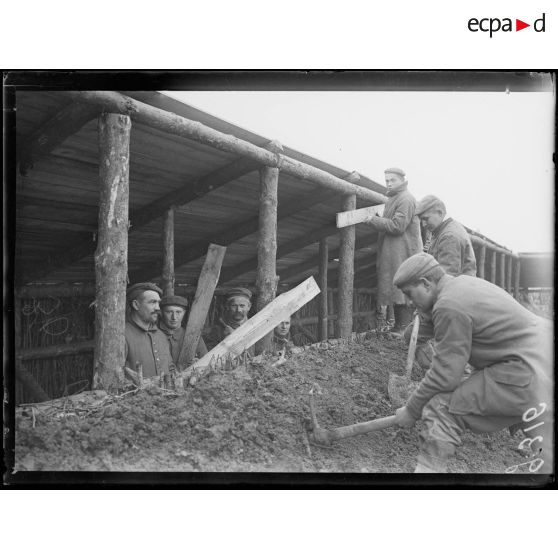 Près de Marcelcave, prisonniers allemands se construisant un abri. [légende d'origine]