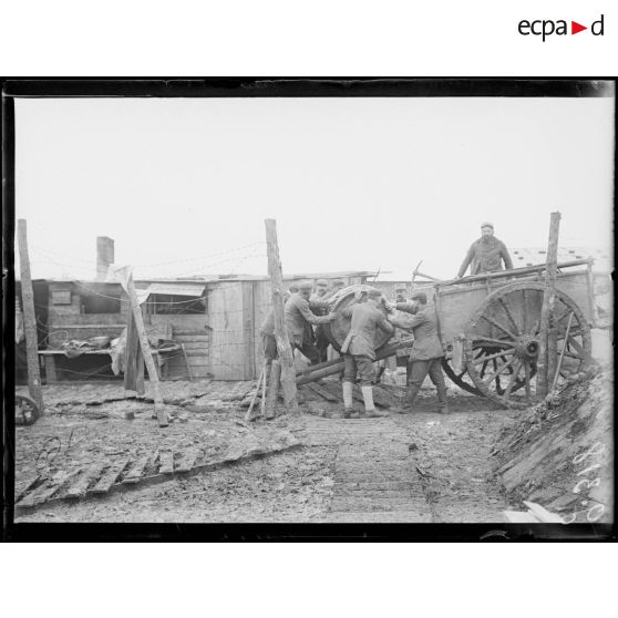 Près de Marcelcave, Corvée d'eau. [légende d'origine]