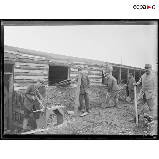 Près de Marcelcave, prisonniers allemands construisant un abri. [légende d'origine]