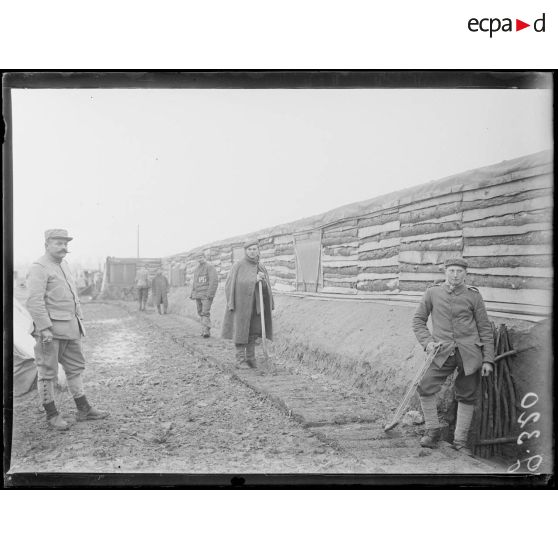 Près de Marcelcave, un abri construit par les prisonniers. [légende d'origine]