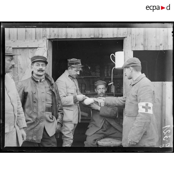 Près de Marcelcave, camp de prisonniers. L'infirmerie, pansement d'un blessé. [légende d'origine]