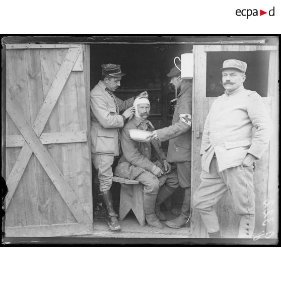 Près de Marcelcave, camp de prisonniers. L'infirmerie, pansement d'un blessé. [légende d'origine]