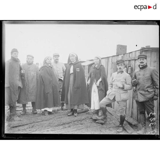 Près de Marcelcave, les infirmières du camp de prisonniers. [légende d'origine]