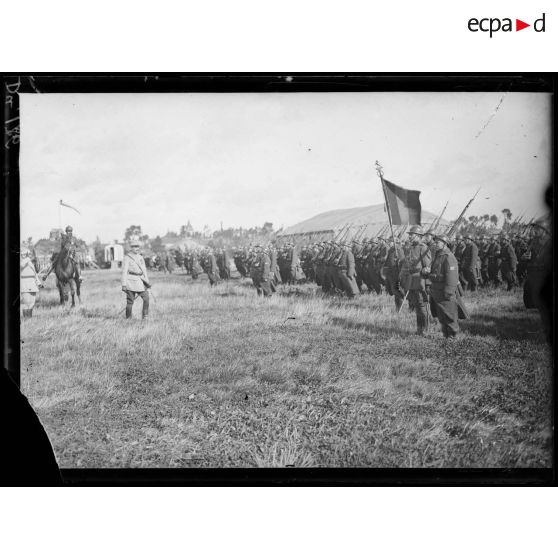 Belgique, remise de décorations par le colonel Génie, chef de la mission française, à des officiers du génie belge. [légende d'origine]
