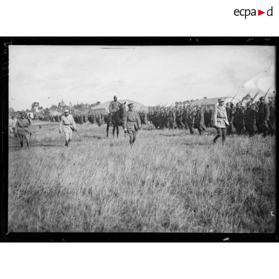 Belgique, remise de décorations par le colonel Génie, chef de la mission française, à des officiers du génie belge. [légende d'origine]