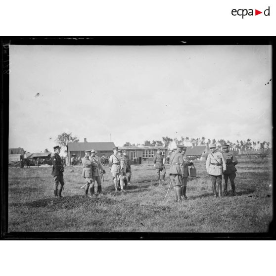 Belgique, remise de décorations par le colonel Génie, chef de la mission française, à des officiers du génie belge. [légende d'origine]