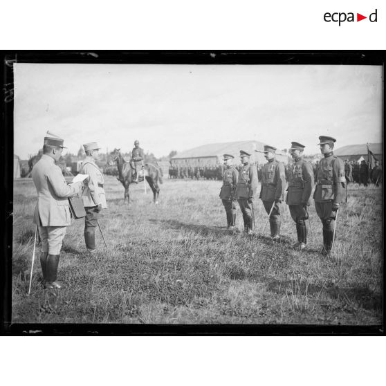 Belgique, remise de décorations par le colonel Génie, chef de la mission française, à des officiers du génie belge. [légende d'origine]