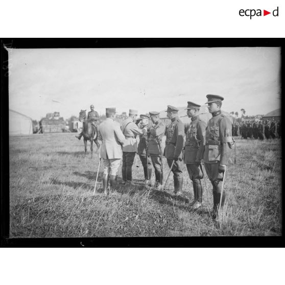 Belgique, remise de décorations par le colonel Génie, chef de la mission française, à des officiers du génie belge. [légende d'origine]