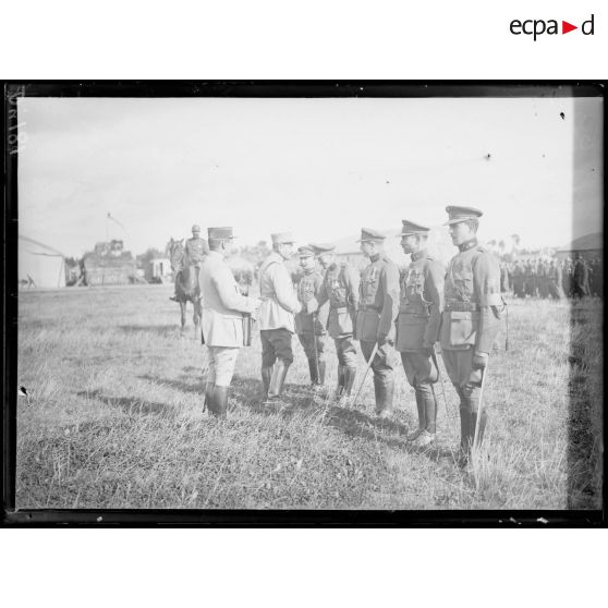 Belgique, remise de décorations par le colonel Génie, chef de la mission française, à des officiers du génie belge. [légende d'origine]
