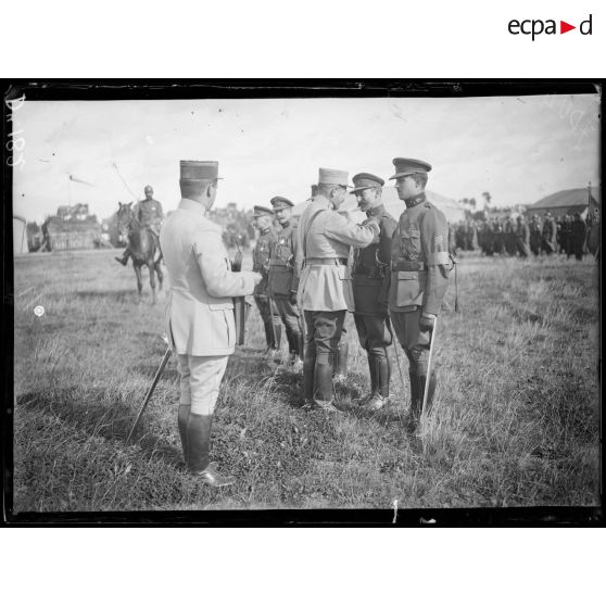 Belgique, remise de décorations par le colonel Génie, chef de la mission française, à des officiers du génie belge. [légende d'origine]