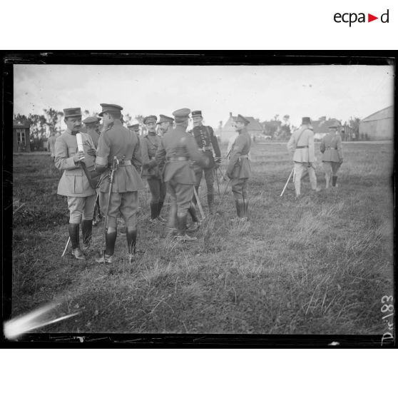 Belgique, remise de décorations par le colonel Génie, chef de la mission française, à des officiers du génie belge. Après la prise d'armes. [légende d'origine]