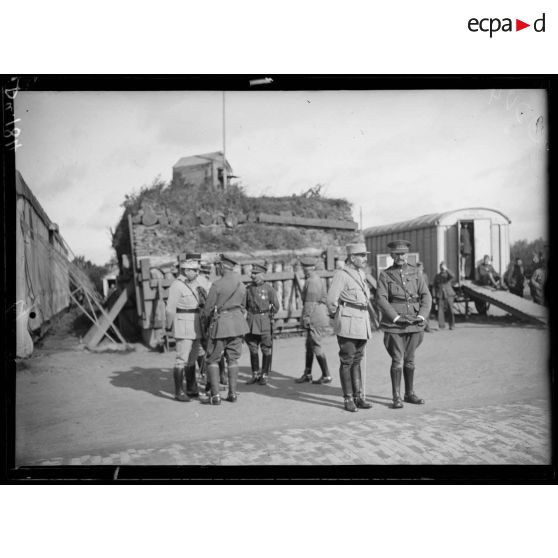 Belgique, remise de décorations par le colonel Génie, chef de la mission française, à des officiers du génie belge. Après la prise d'armes. [légende d'origine]
