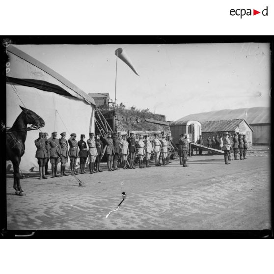 Belgique, visite du colonel Génie, chef de la mission française, à un camp d'aviation belge. [légende d'origine]