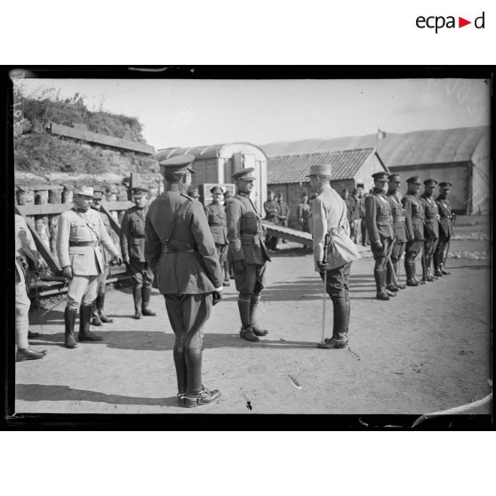 Belgique, visite du colonel Génie, chef de la mission française, à un camp d'aviation belge. [légende d'origine]