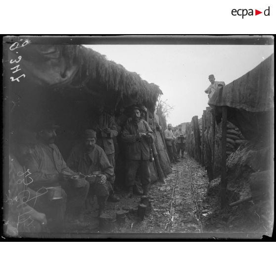 Repas d'artilleurs dans un boyau près d'Estrées. [légende d'origine]