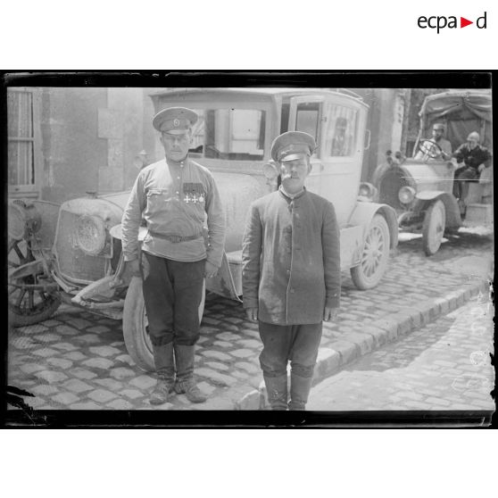 Jonchery sur Vesle. Marne. Russes évadés des lignes allemandes (aux environs du fort de Berru, près Reims). [légende d'origine]