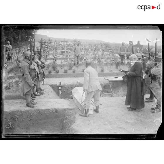 Jonchery sur Vesle. Marne. Au cimetière. Enterrement d'un soldat décédé à l'hôpital des suites de ses blessures. [légende d'origine]