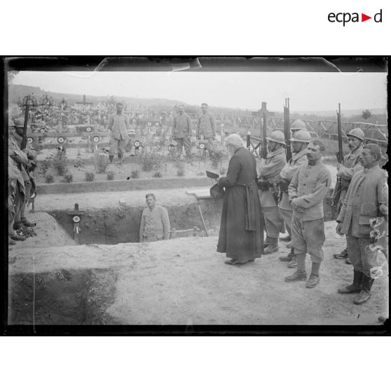 Jonchery sur Vesle. Marne. Au cimetière. Enterrement d'un soldat décédé à l'hôpital des suites de ses blessures. [légende d'origine]