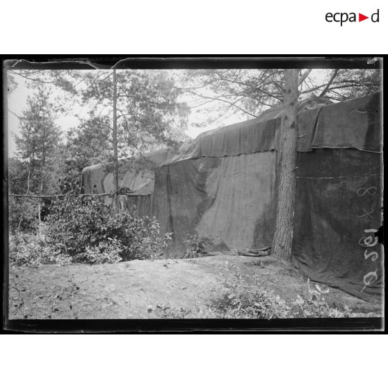 [Camouflage d'une pièce d'artillerie sous une bâche.]