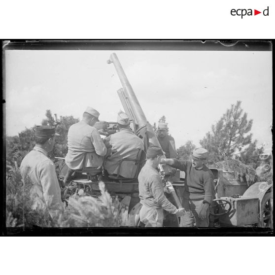 Près Chenay. Lieu dit [illisible] de Chenay. Auto canon. [légende d'origine]