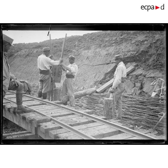 Entre Breuil sur Vesle et Romain. Marne. Voie étroite Décauville construite sur pilotis en raison des terrains marécageux. Renforcement d'un pilotis. [légende d'origine]