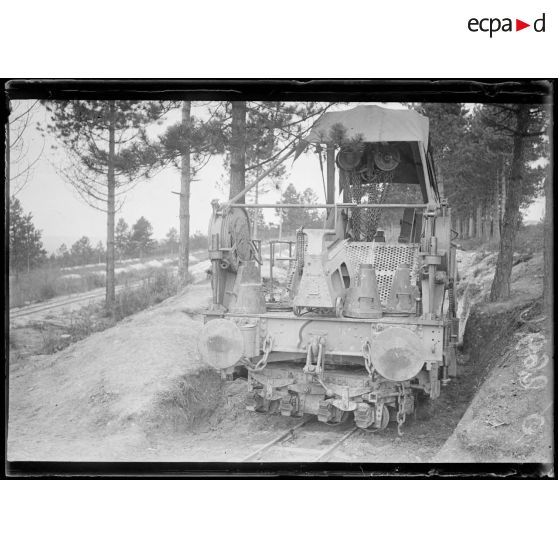 Près [illisible]. Marne. L'affût d'un 240. [légende d'origine]