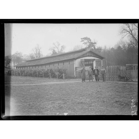 Saint-Cyr, Seine-et-Oise, le chenil. [légende d'origine]