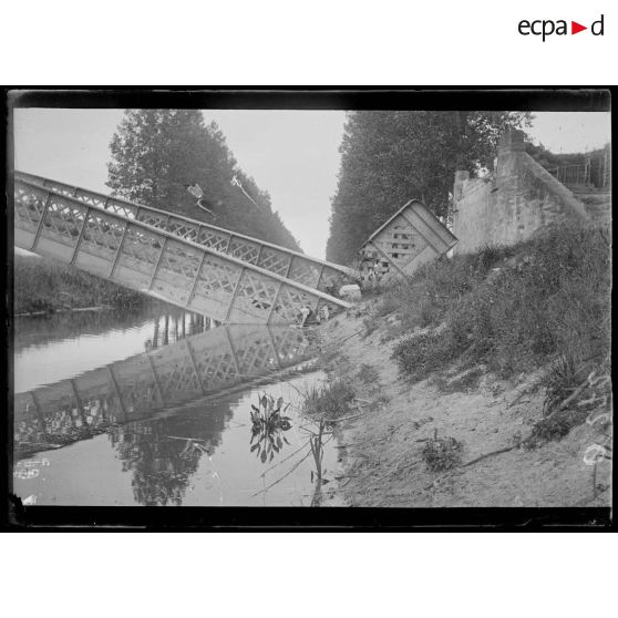 Près Bourg et Comin. Aisne. Pont sur l'Aisne détruit par les allemands. [légende d'origine]