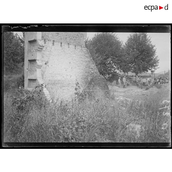 Près Bourg et Comin. Aisne. Ce qui reste d'une maison incendiée. Au fond, poste de mitrailleurs. [légende d'origine]