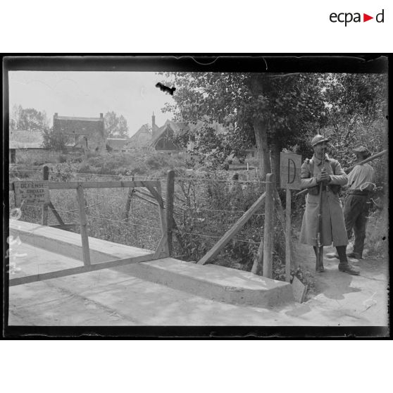 Pont-Arcy. Aisne. Sentinelle à l'entrée du pont de Pont-Arcy pour en interdire le passage de jour. [légende d'origine]