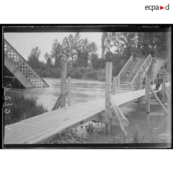 Pont-Arcy. Aisne. Le pont suspendu détruit et la passerelle (établie pour le passage de jour). Vue de profil. [légende d'origine]