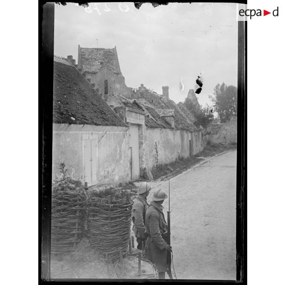 Pont-Arcy. Aisne. Sentinelles à l'entrée d'une rue barrée par des gabions. [légende d'origine]