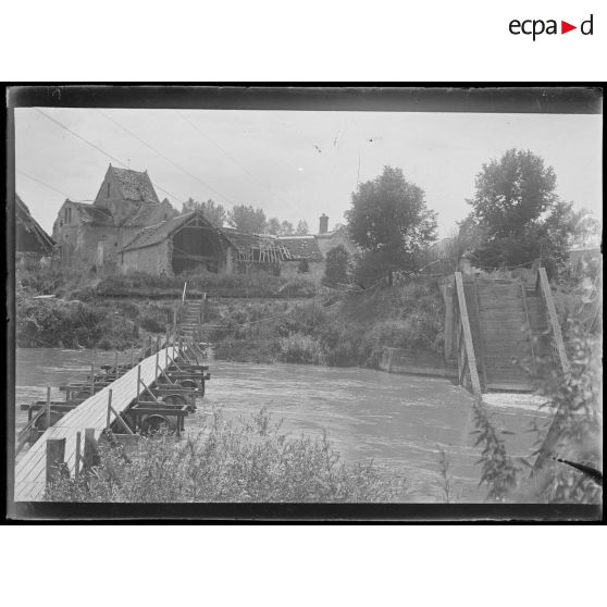 Pont-Arcy. Aisne. Le pont suspendu détruit et la passerelle (établie pour le passage de jour). Vue de face. [légende d'origine]