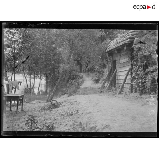 Entre Pont-Arcy et Bourg et Comin. Aisne. Cagnas abritées le long du canal de l'Aisne. [légende d'origine]
