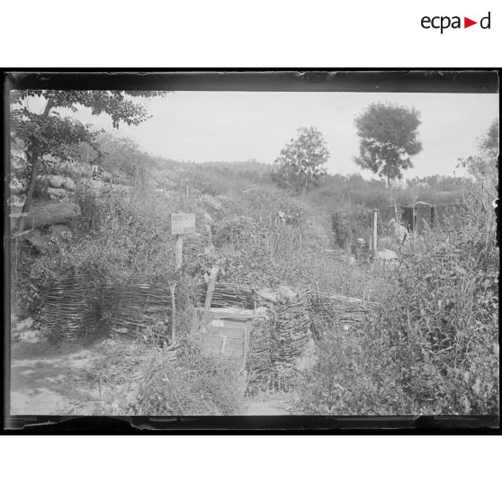 Entre Pont-Arcy et Bourg et Comin. Aisne. Poste de secours du 122 Infanterie dissimulé dans le feuillage. [légende d'origine]