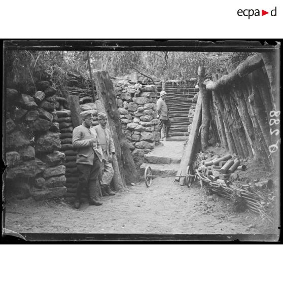 Près Paissy. Aisne. Casemates abritant des pièces de 75. [légende d'origine]