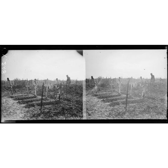 Saint-Aurin (Somme). Tombes françaises dans les anciennes lignes. [légende d'origine]