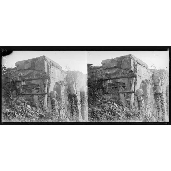 Saint-Aurin (Somme). Blockhaus allemand pour mitrailleurs construit dans les ruines d'une maison. [légende d'origine]