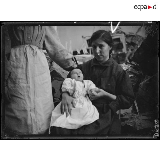 Rosendaël, Nord, bombardement de l'hôpital par des avions allemands. Bébé blessé portrant l'insigne des blessés. [légende d'origine]