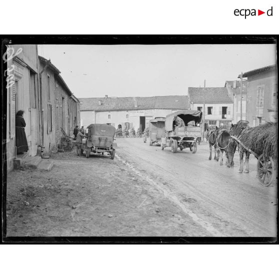 Souilly, Meuse, sur la route. [légende d'origine]