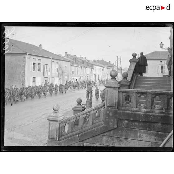 Souilly, Meuse, le général Guillaumat, commandant de la IIe armée assitant au retour des troupes des tranchées. [légende d'origine]