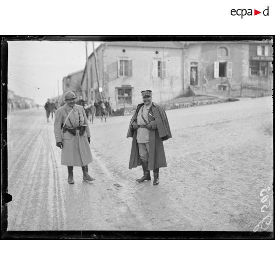 Souilly, Meuse, le général Guillaumat, commandant de la IIe armée assitant au retour des troupes des tranchées. [légende d'origine]