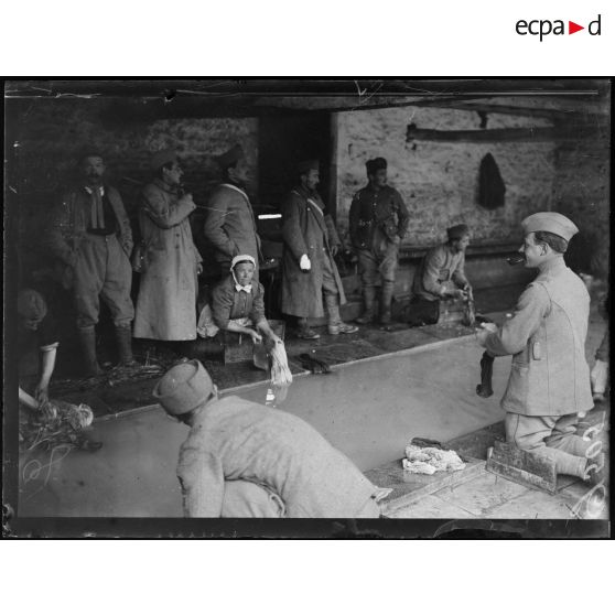 Dugny, le lavoir. [légende d'origine]