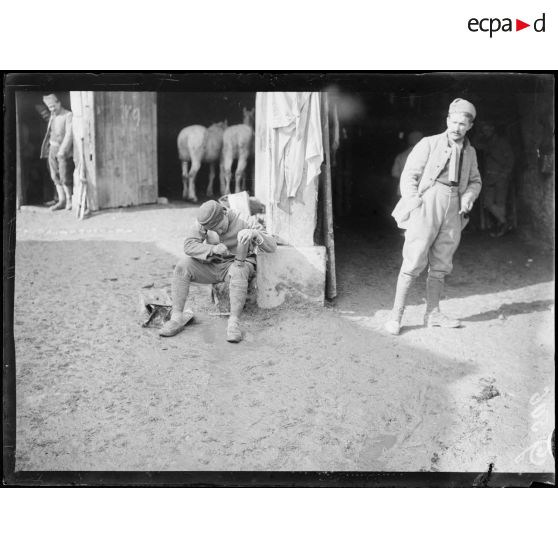 Dugny, cantonnement de repos. Soldat graveur. [légende d'origine]